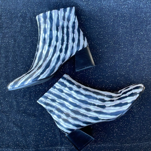 Sigerson Morrison Shoes - NWOT Sigerson Morrison Mandel Black White Gray Tie Dye Wavy Stripe Ankle Boot